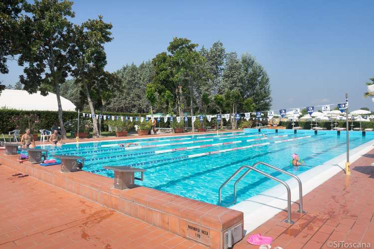 Bildet viser bassenget i La Gabella med solsenger og parasoller ved bassengkanten.