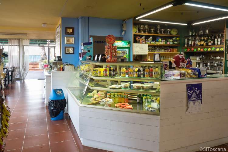 Bildet viser baren i spisestedet ved svømmehallen og tennisbanene i La Gabella, ved Montemagno og Pisa.