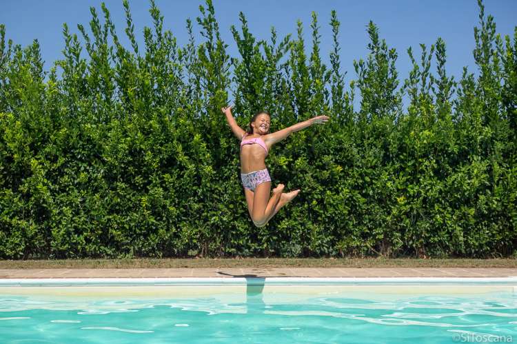 Bildet viser barn som bader i basseng i Toscana.