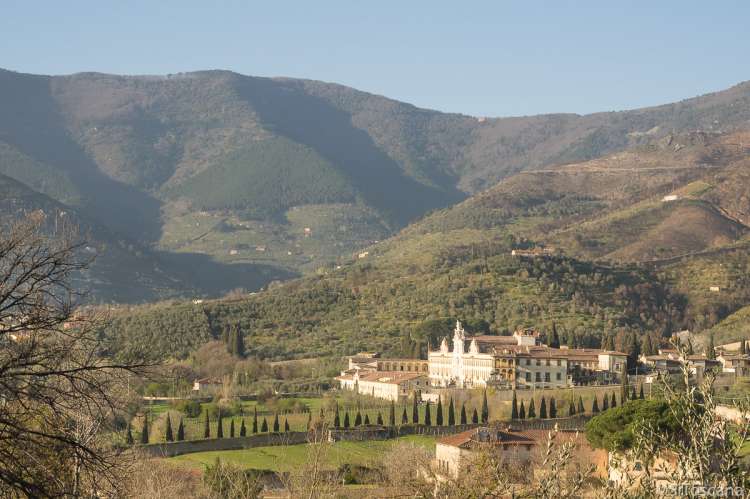 Bildet viser Certosa di Pisa i Calci. Sett fra Nicosia. Ved Calci utenfor Pisa.