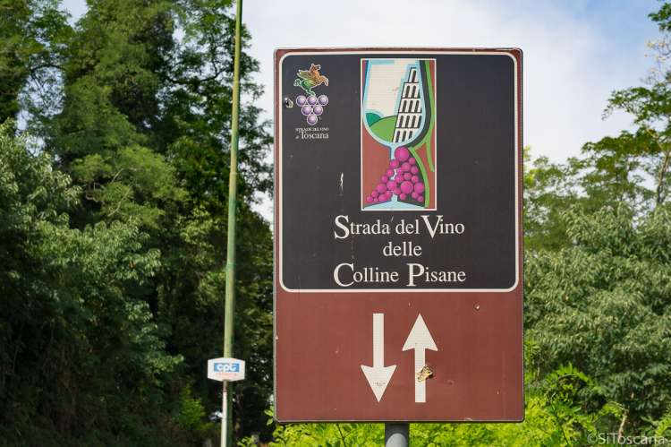 Bildet viser et veiskilt for Strada del vino delle Colline Pisane – en  av de mange merkede vinveiene i Toscana.