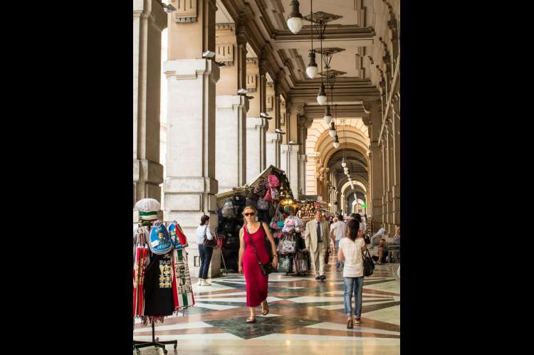 Bildet viser kvinne som går i en shoppinggate i Firenze. I Firenze, Toscana, Italia.