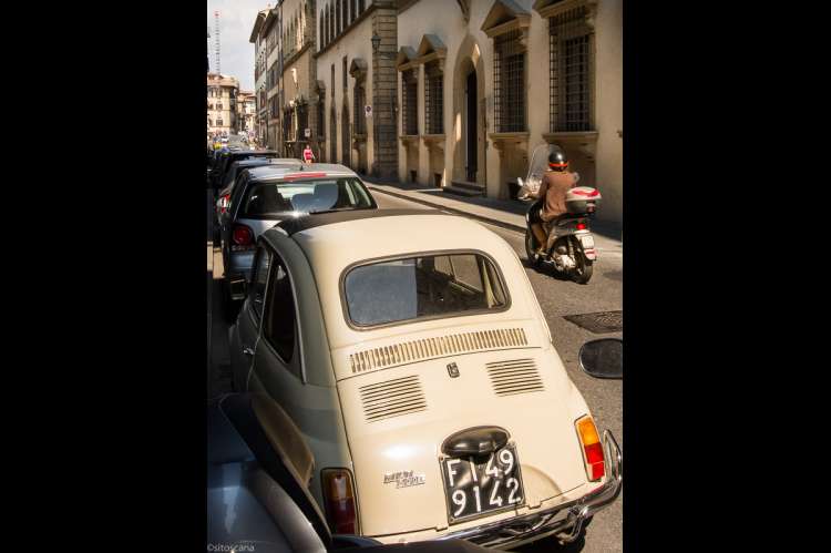 Bildet viser bakenden av en Cinquecento parkert i ei gate i Firenze. I Toscana i Italia.