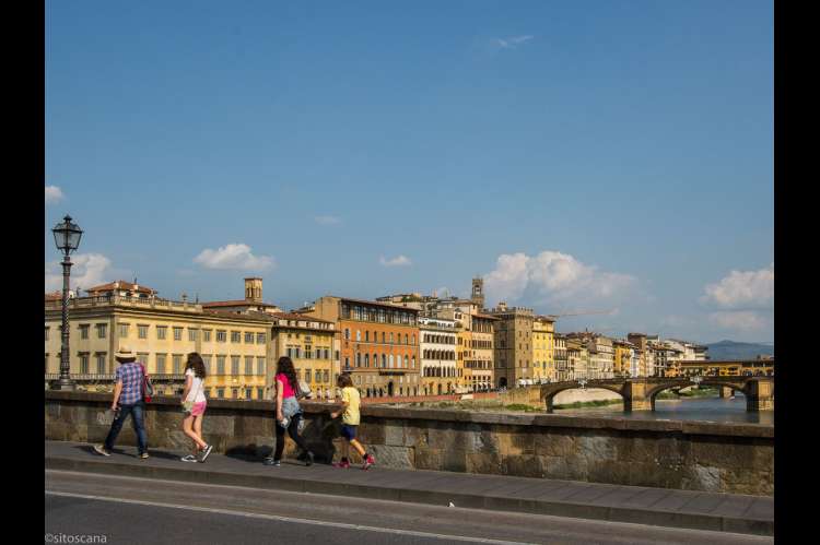 Bildet viser brua Ponte Vecchio og nabobrua. Begge går over elva Arno i Firenze. I Toscana i Italia.
