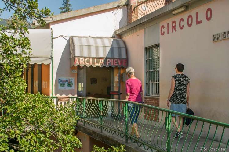 Bildet viser to kvinner på vei inn til en av barene i Calci, like utenfor Pisa.