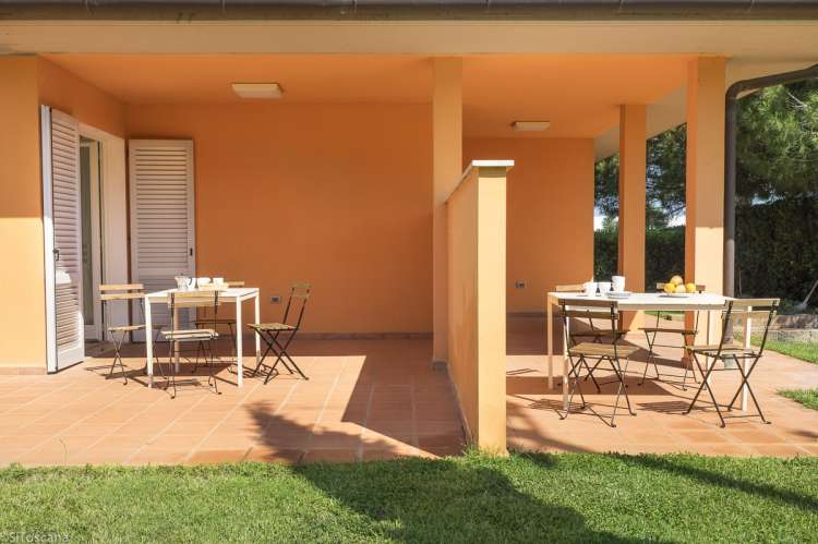 Bildet viser to av terrassene og gressplener på Vicino Mare, ferieleiligheter sør i Toscana.