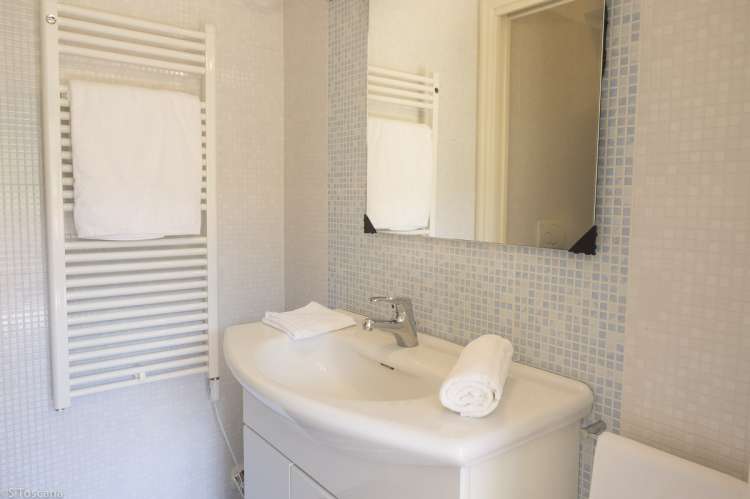 Bildet viser baderommet i en av ferieleilighetene på Vicino Mare ved kysten sør i Toscana.