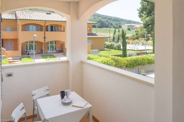 Bildet viser veranda med bord og stoler, til en av leilighetene på Vicino Mare.