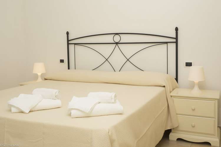 Bildet viser dobbeltsengen i en av leilighetene på Vicino Mare. Grosseto, Maremma, sør i Toscana.