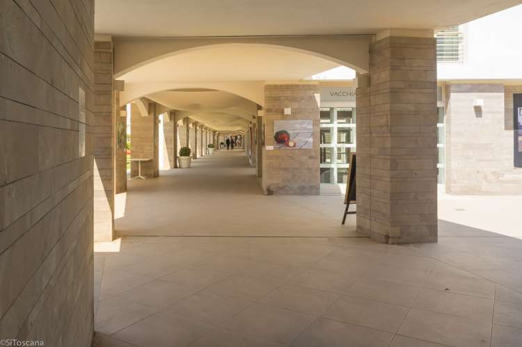 Bildet viser overbygd handlegate i den nye havna med butikker og restauranter i gangavstand fra Vicino Mare.