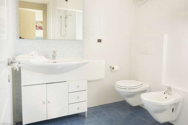 Bildet viser et av baderommene på Vicino Mare i gangavstand til strand og landsby.