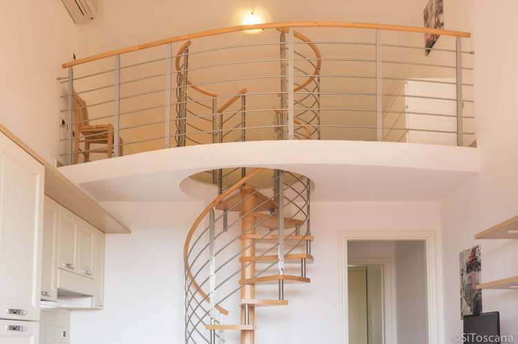 Bildet viser trapp til hems i en av leilighetene på Vicino Mare ved kysten i Toscana.