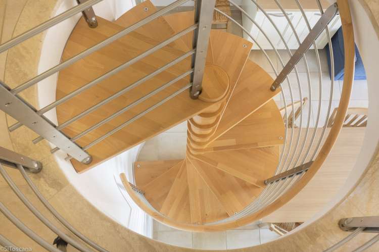 Bildet viser vindeltrapp opp til et av soverommene på Vicino Mare, sør i Toscana.