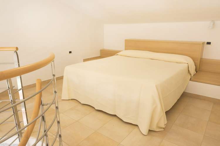 Bildet viser et av soverommene på hems på Vicino Mare sør i Toscana.