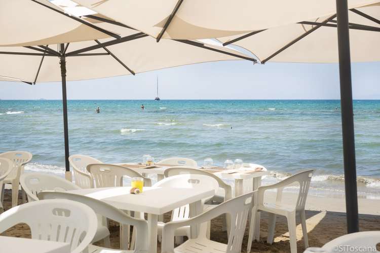 Bildet viser restaurant på stranden ved Follonica sør i Toscana.