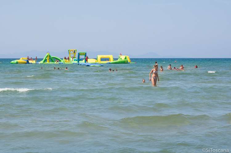 Bildet viser badeland i sjøen i Follonica ved Vicino Mare med ferieleiligheter sør i Toscana.