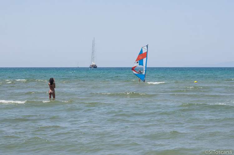 Bildet viser hav med seilbåter ved ferieleilighetene Vicino Mare ved badebyen Follonica i Toscana.