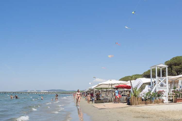 Bildet viser sandstrender ved Follonica sør i Toscana.