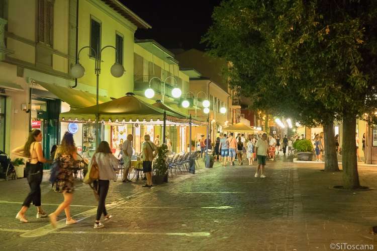 Bildet viser bilfri handlegate i badebyen Follonica, sør i Toscana.