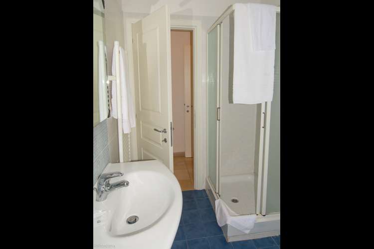 Bildet viser et av baderommene på Vicino Mare, gangavstand til strand og landsby.