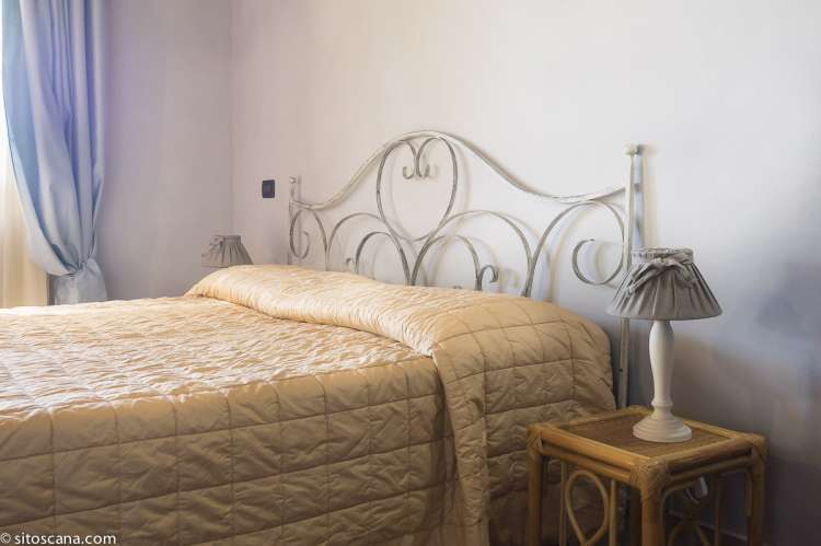 Foto av soverommet i ferieleiligheten Querce. Vakker dobbeltseng. 