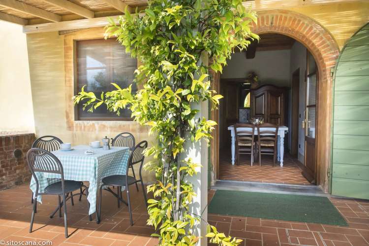 Ferieleiligheten Querce med direkte utgang til egen uteplass. Frodige planter i Toscana. Foto.