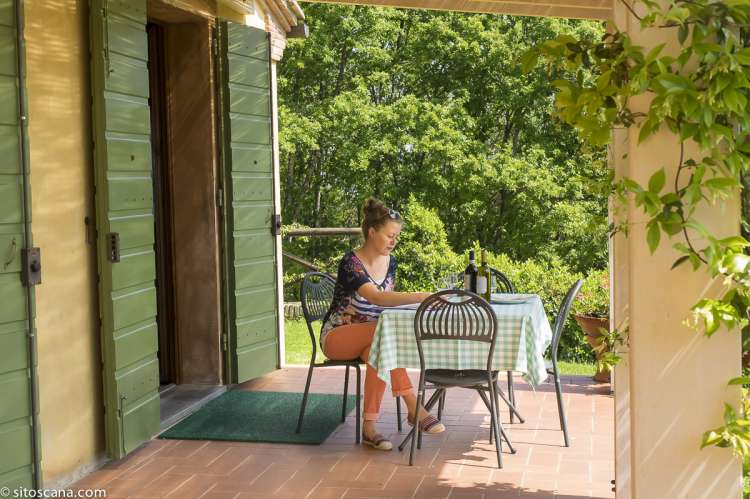 Ferieleiligheten Olivo har direkte utgang til terrasse med egne utemøbler. Foto.