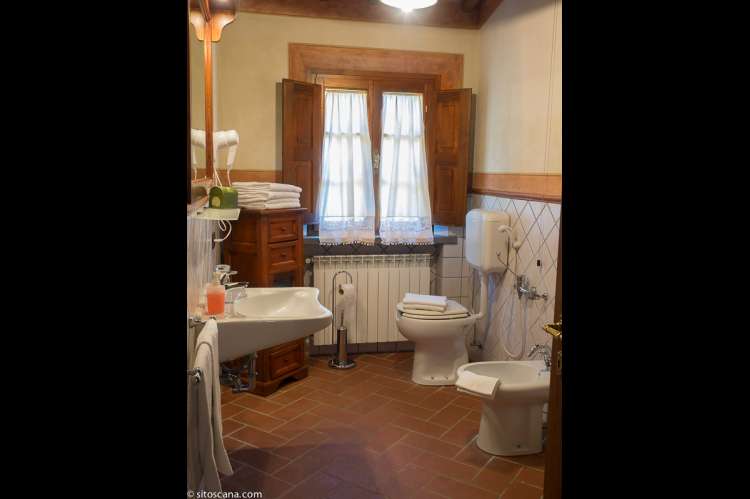 Foto av det godt utstyrte badet i ferieleiligheten Olivo. Bidet og kommode. 