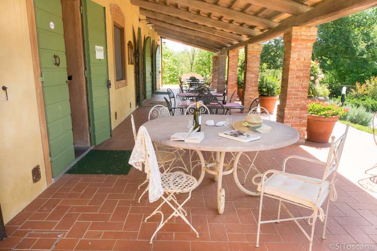 Terrassen med uteplassene til alle ferieleilighetene i 2. etg. Her er også dør til resepsjonen. Foto.