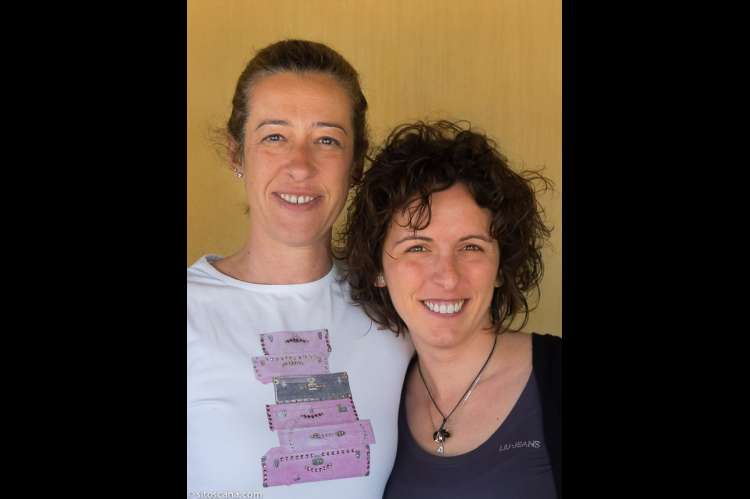 Foto av vertskapet Paola og Elisa. De vet alt om opplevelser for voksne og aktiviteter for barna i sitt område av Toscana.