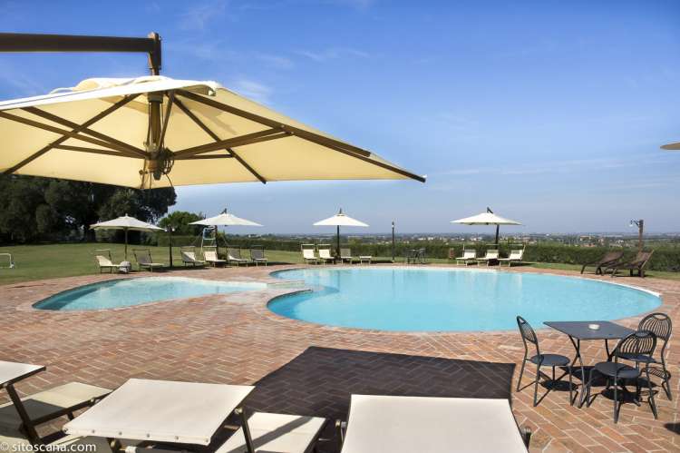 Svømmebassenget med eget barnebasseng på feriebostedet Volpaia. Perfekt for feiring en årsdag med storfamilien. Foto.