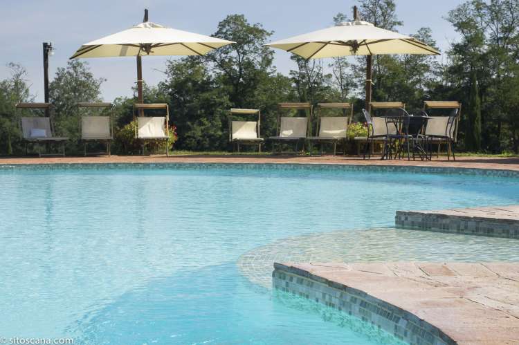 Nærbilde av svømmebassenget med steintrapp. Bading i Toscana. Foto.