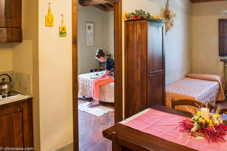 Foto som viser kjøkken, oppholdsrom med ekstraseng og soverommet i ferieleiligheten Acacia.