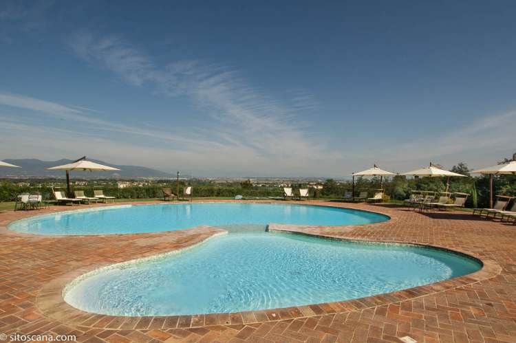 Flott svømmebasseng med barnebasseng. Perfekt for sommerferie med bading i Toscana. Foto.