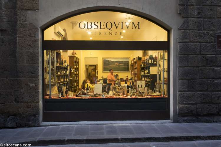 Inngangsdør og vindu til en av vinhandlerne i nærområdet til ferieleiligheten Marco i sentrum av Firenze. Foto.