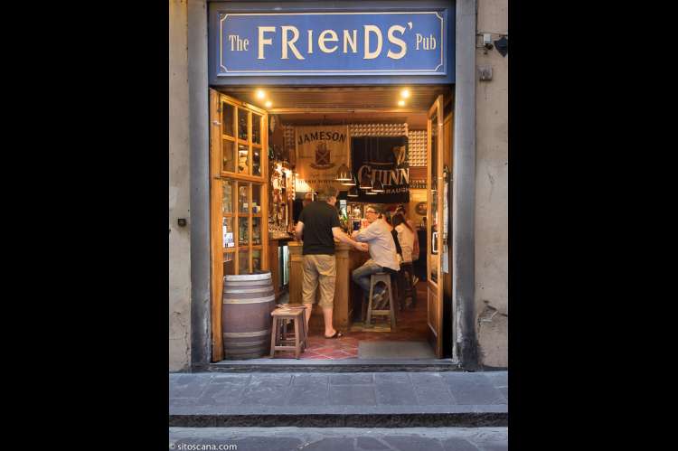 To personer som prater sammen på en av barene i nærområdet til ferieleiligheten Marco i sentrum av Firenze. Foto.