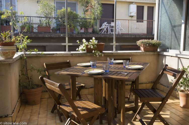 Spisebord på terrassen i ferieleiligheten Marco i sentrum av Firenze. Foto.