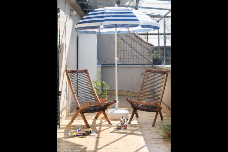 Bilde av solstoler og en parasoll på terrassen i ferieleiligheten Marco i sentrum av Firenze, Florence.