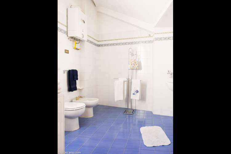 Dusj, bidet og toalett på badet i ferieleiligheten Marco i sentrum av Firenze. Foto.