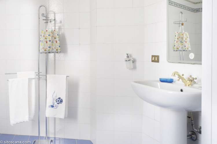 Servant og håndklestativ på badet i ferieleiligheten Marco i sentrum av Firenze. Foto.