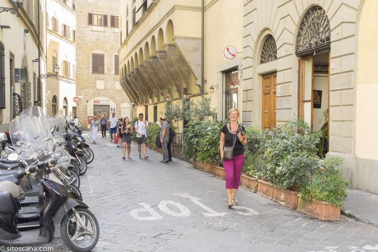 SiToscanas utsendte medarbeider Sissel Antonsen Kulø går i gata utenfor Trattoria Casalinga. Ved Piazza S. Spirito, i nærområdet til ferieleiligheten Marco i sentrum av Firenze. Foto.