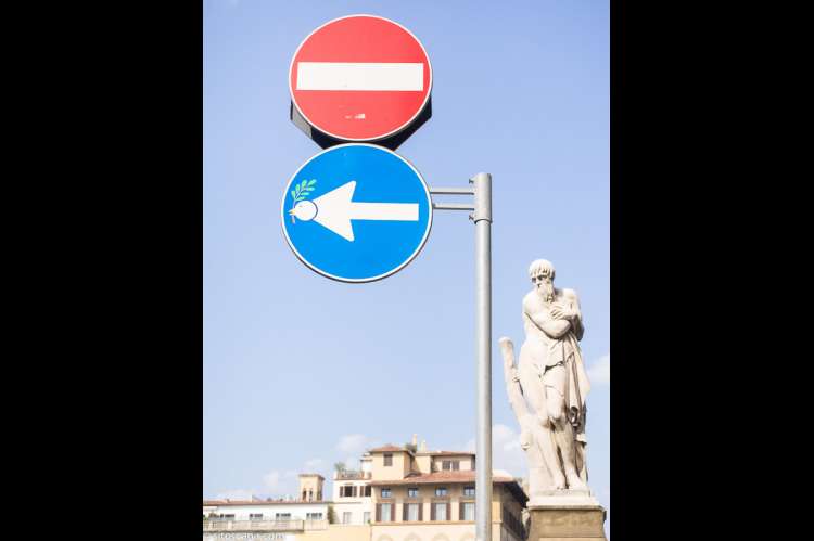 Humoristiske veiskilt for fred, i nærområdet til ferieleiligheten Marco i sentrum av Firenze. Foto.