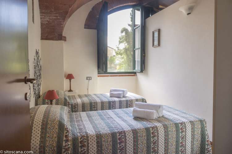 Bildet viser soverom med to enkeltsengeri leiligheten Geranio på feriebostedet Girasole, vingård med 10 leiligheter og gangavstand til landsby.