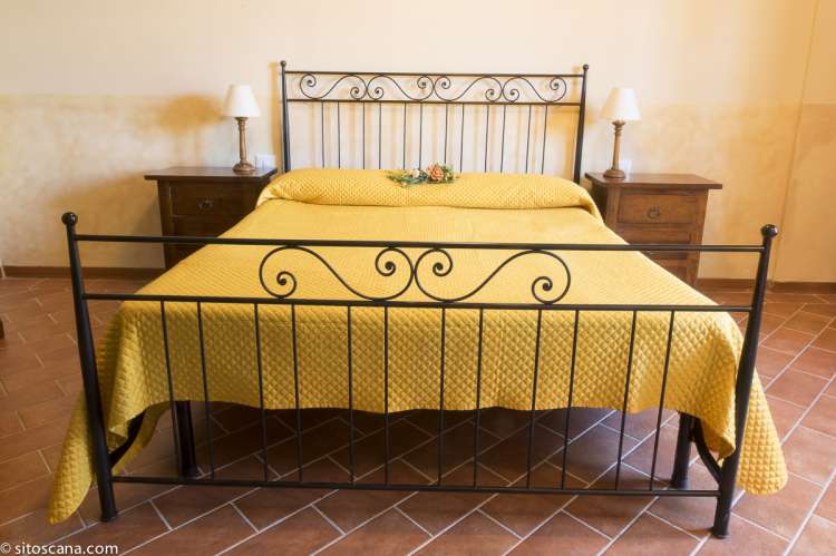 Bildet viser soverommet med dobbeltseng i leiligheten Biancospini på feriebostedet Girasole, vingård med 10 leiligheter og gangavstand til landsby.