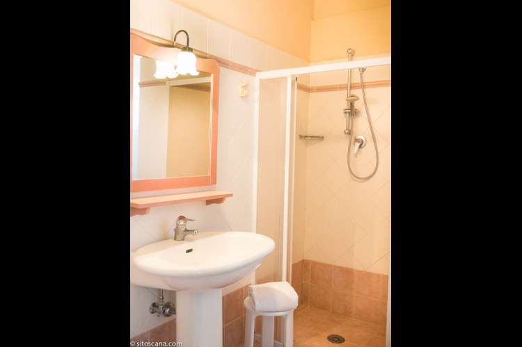 Bildet viser badet i leiligheten Biancospini på feriebostedet Girasole, vingård med 10 leiligheter og gangavstand til landsby.