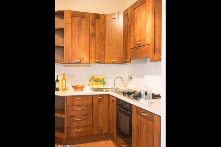 Bildet viser kjøkkenet i leiligheten Biancospino på feriebostedet Girasole, vingård med 10 leiligheter og gangavstand til landsby.