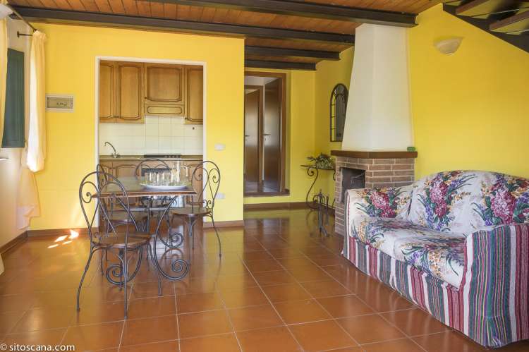 Bildet viser oppholdsrommet med sofa og spisebord i leiligheten Ginestra på feriebostedet Girasole, vingård med 10 leiligheter og gangavstand til landsby.