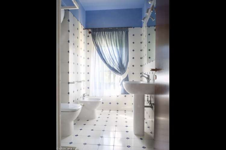 Bildet viser badet i leiligheten Ginestra på feriebostedet Girasole, vingård med 10 leiligheter og gangavstand til landsby.