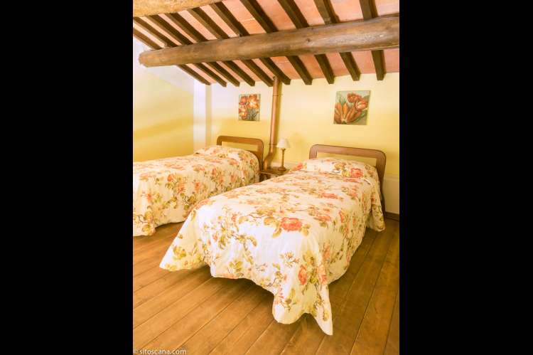 Bildet viser soverom på hems i leiligheten Ginestra på feriebostedet Girasole, vingård med 10 leiligheter og gangavstand til landsby.