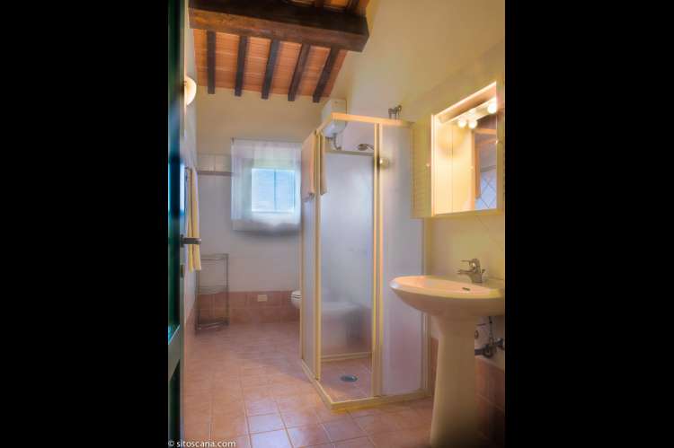 Bildet viser badet i leiligheten Edera på feriebostedet Girasole, vingård med 10 leiligheter og gangavstand til landsby.